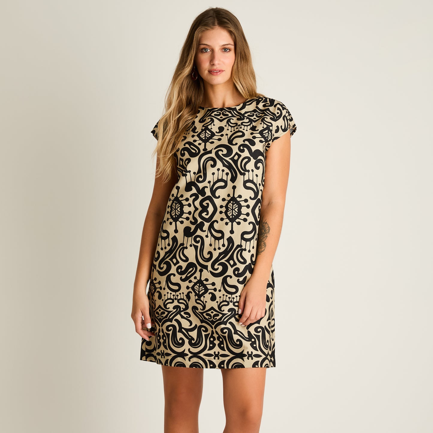 Vestido Corto Negro No Elasticado Sin Forro Calce Holgado