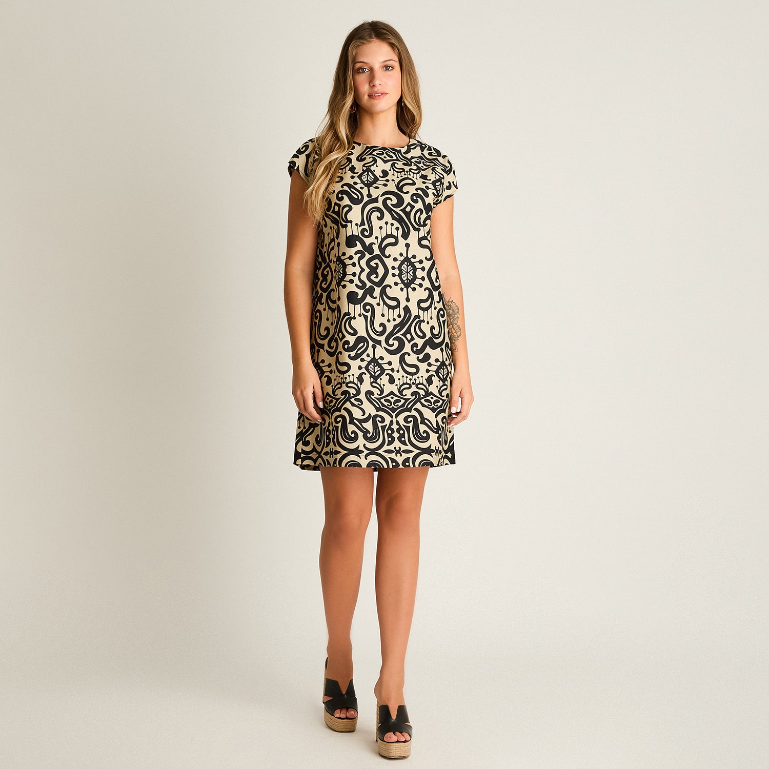 Vestido Corto Negro No Elasticado Sin Forro Calce Holgado