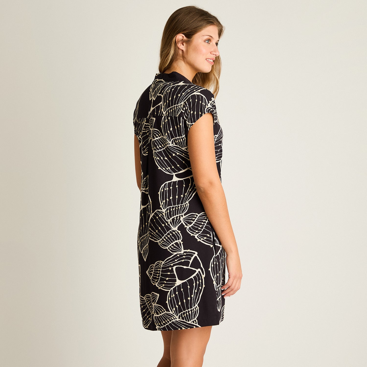 Vestido Corto Negro Elasticidad Media Sin Forro Calce