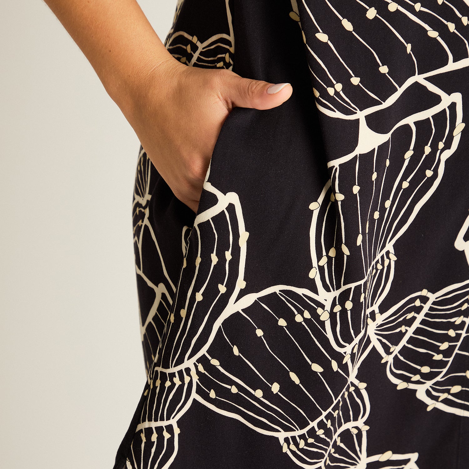 Vestido Corto Negro Elasticidad Media Sin Forro Calce