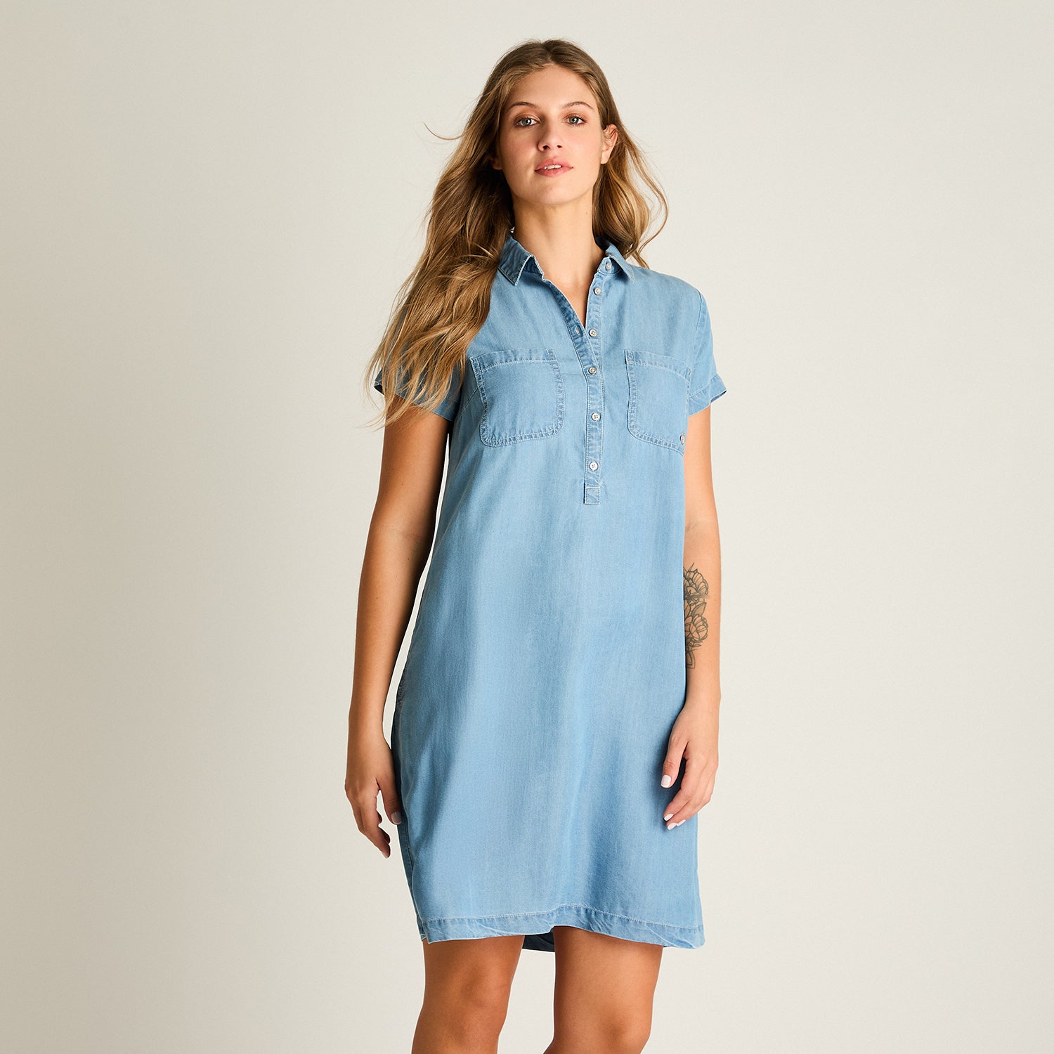 Vestido Corto Celeste No Elasticado Sin Forro Calce Holgado