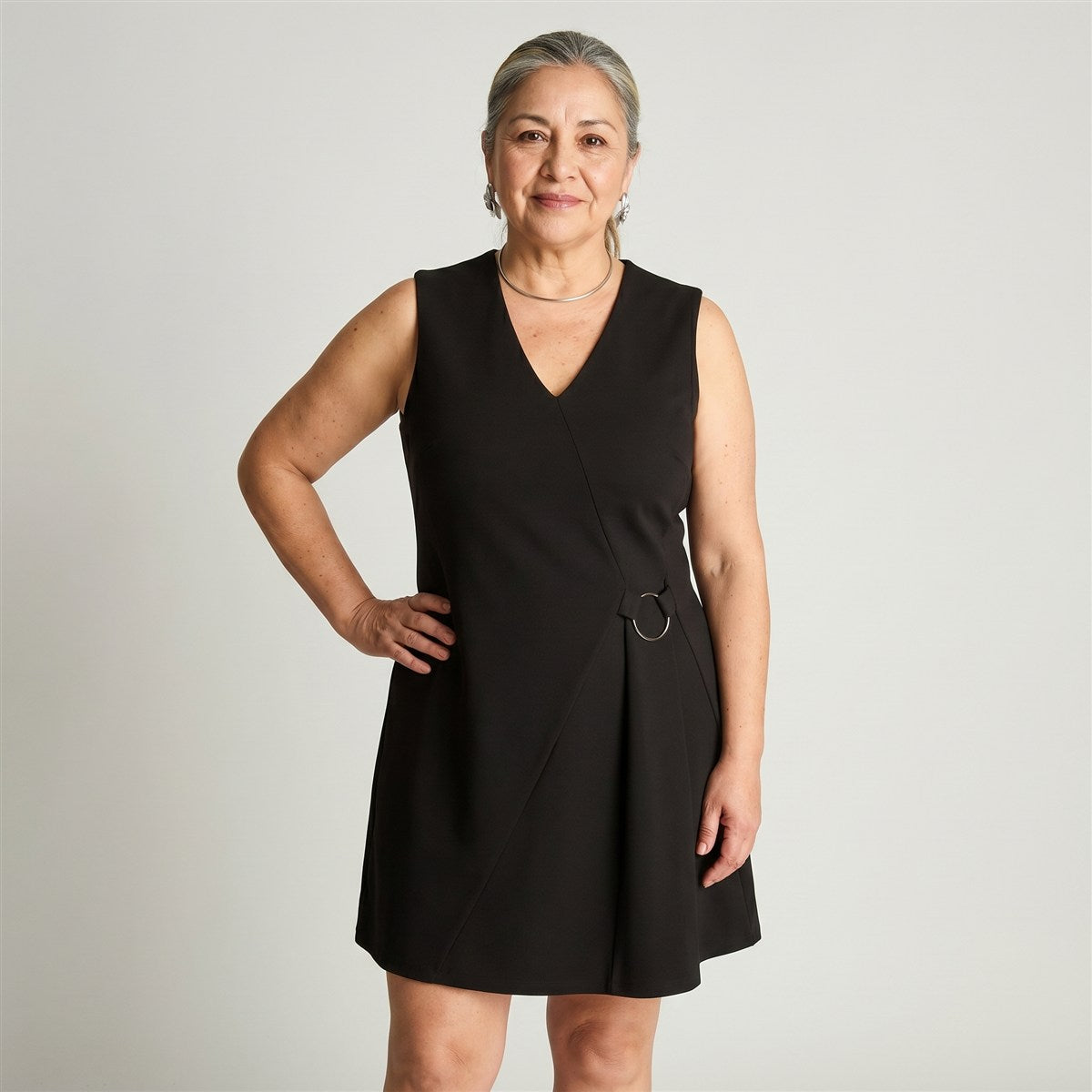 Vestido Corto Negro Sin Mangas con Escote V y Argolla en modelo adulta