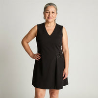 Vestido Corto Negro Sin Mangas con Escote V y Argolla en modelo adulta