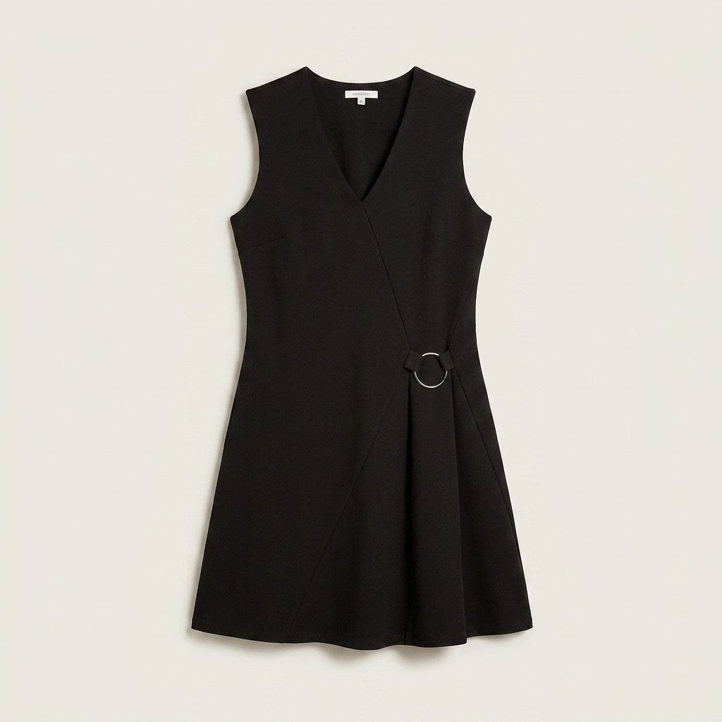 Vestido Corto Negro Sin Mangas con Escote V y Argolla en plano
