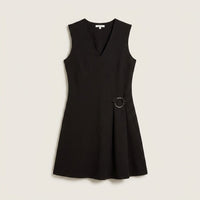 Vestido Corto Negro Sin Mangas con Escote V y Argolla en plano