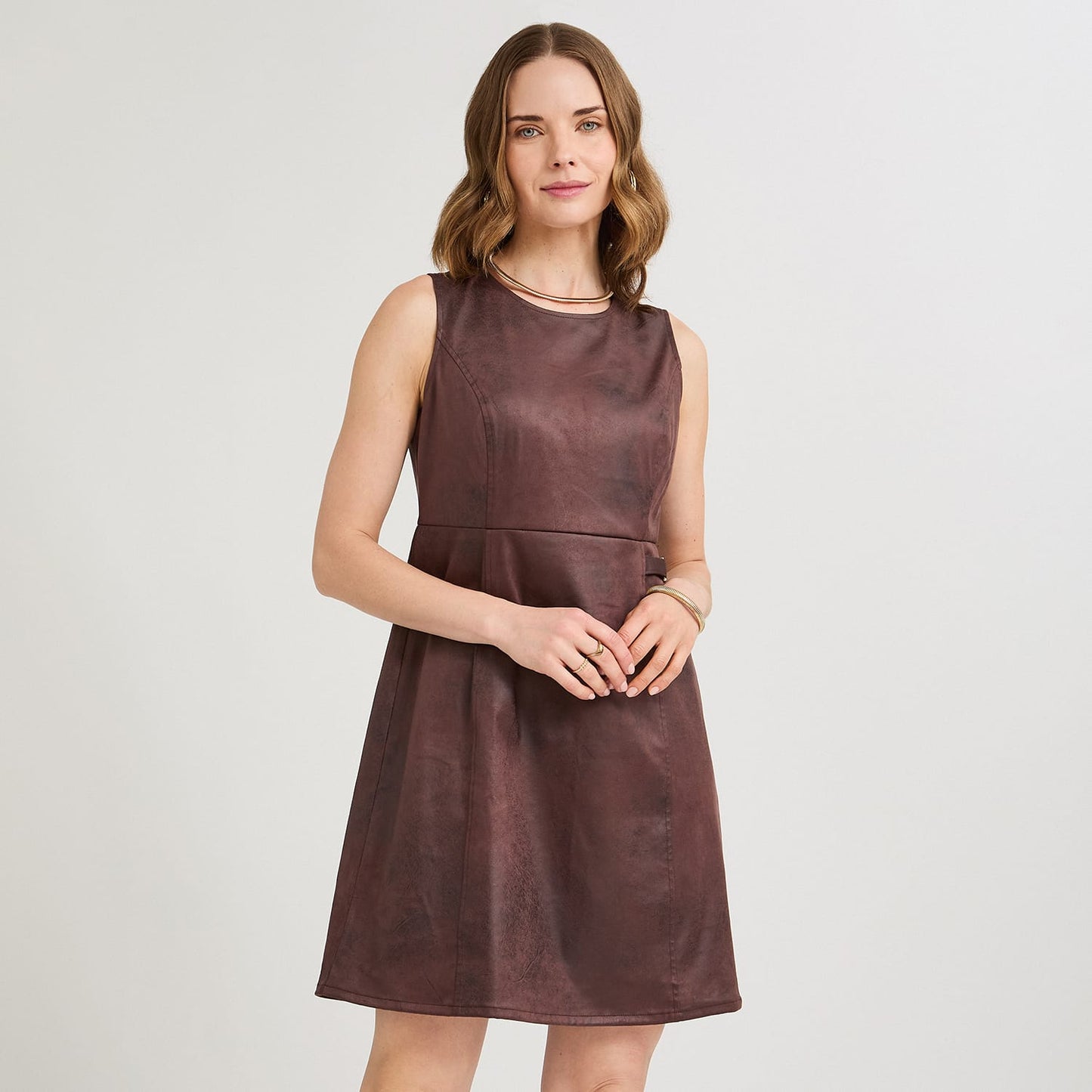 Vestido Corto de Suede con Hebilla Decorativa Café
