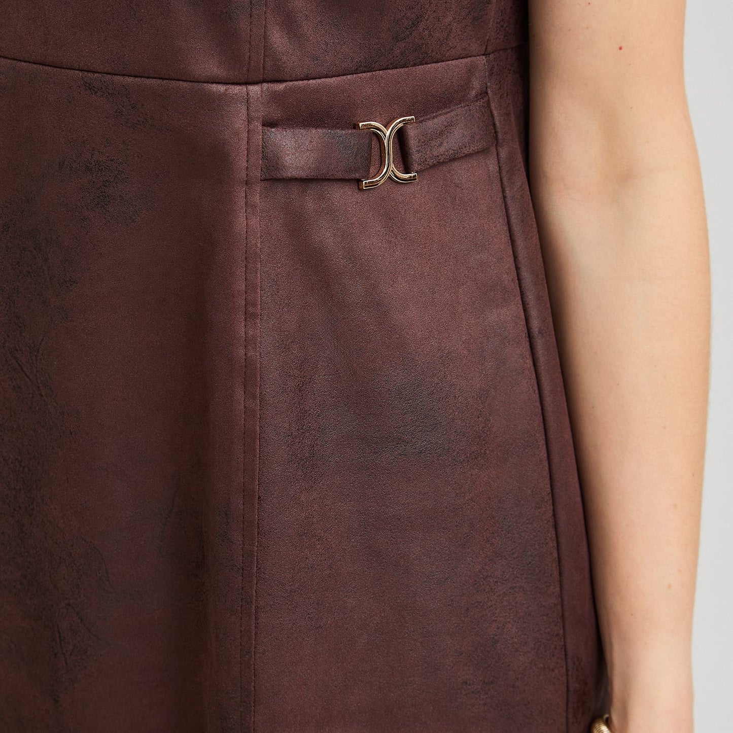 Vestido Corto de Suede con Hebilla Decorativa Café