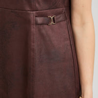 Vestido Corto de Suede con Hebilla Decorativa Café