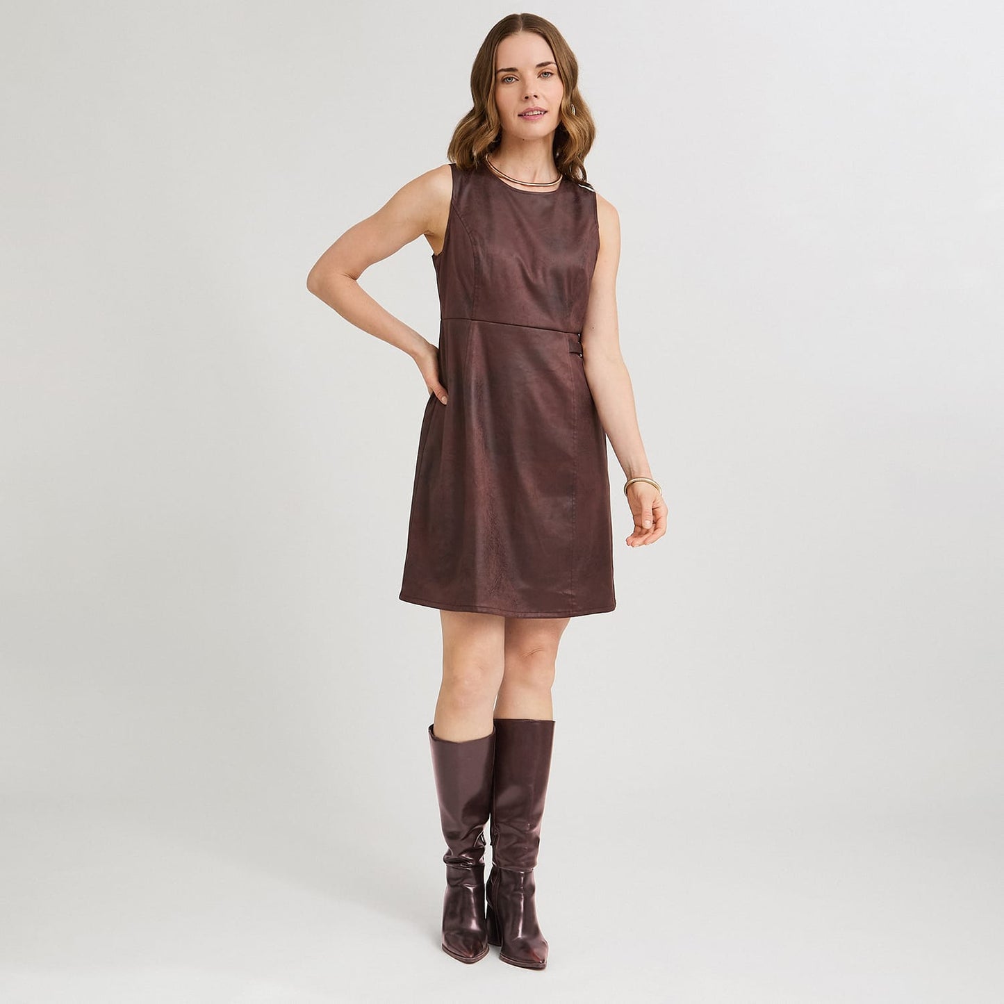 Vestido Corto de Suede con Hebilla Decorativa Café