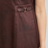 Vestido Corto de Suede con Hebilla Decorativa Café