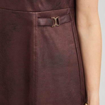 Vestido Corto de Suede con Hebilla Decorativa Café