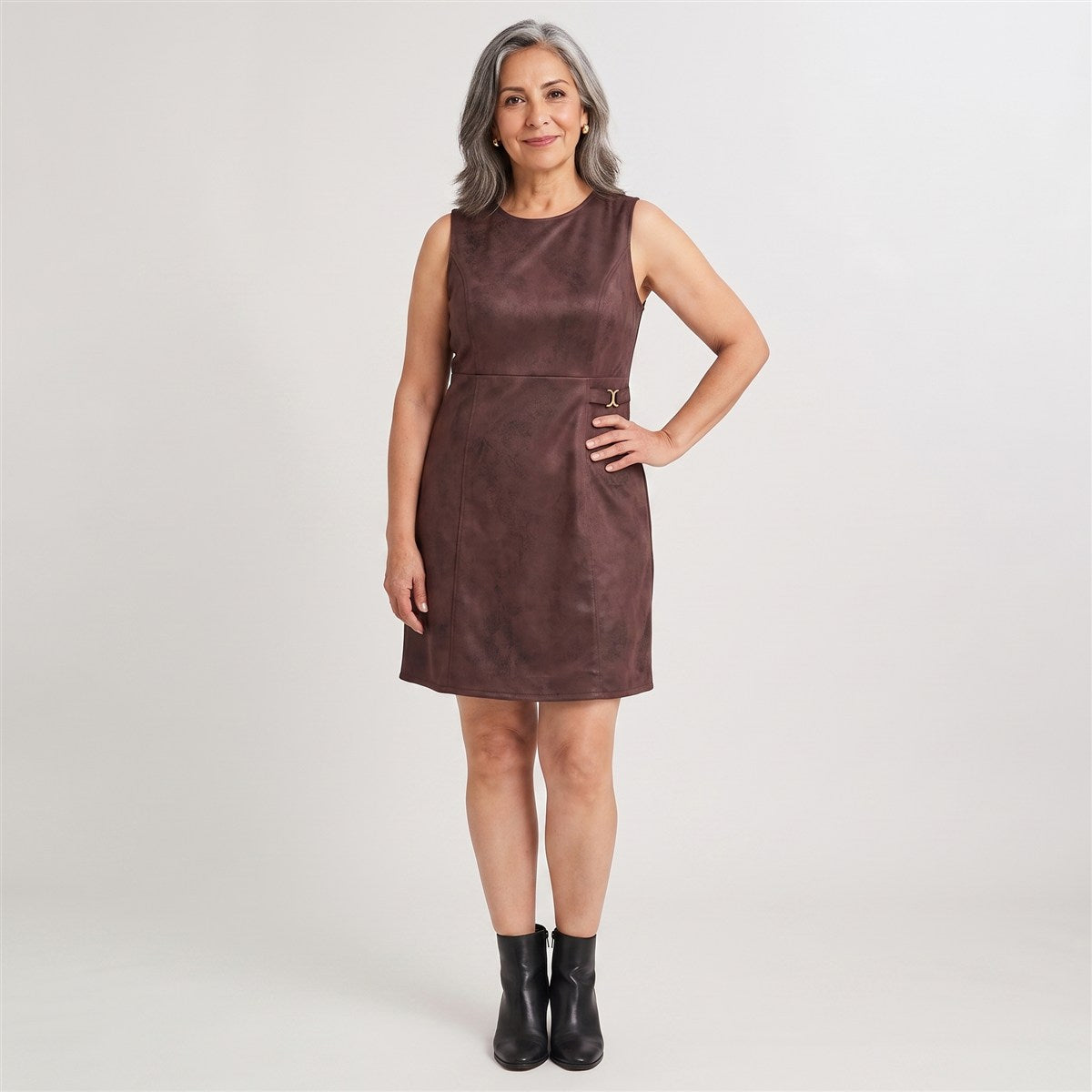 Vestido Corto de Suede con Hebilla Decorativa Café en modelo adulta
