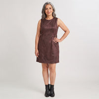 Vestido Corto de Suede con Hebilla Decorativa Café en modelo adulta