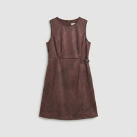 Vestido Corto de Suede con Hebilla Decorativa Café en plano
