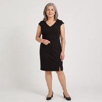 Vestido Midi Manga Corta Elasticado Negro en modelo adulta