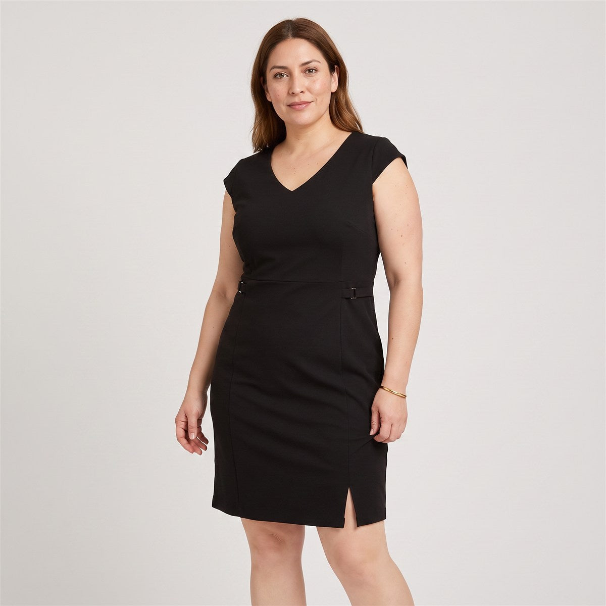 Vestido Midi Manga Corta Elasticado Negro en modelo plus size