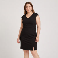 Vestido Midi Manga Corta Elasticado Negro en modelo plus size