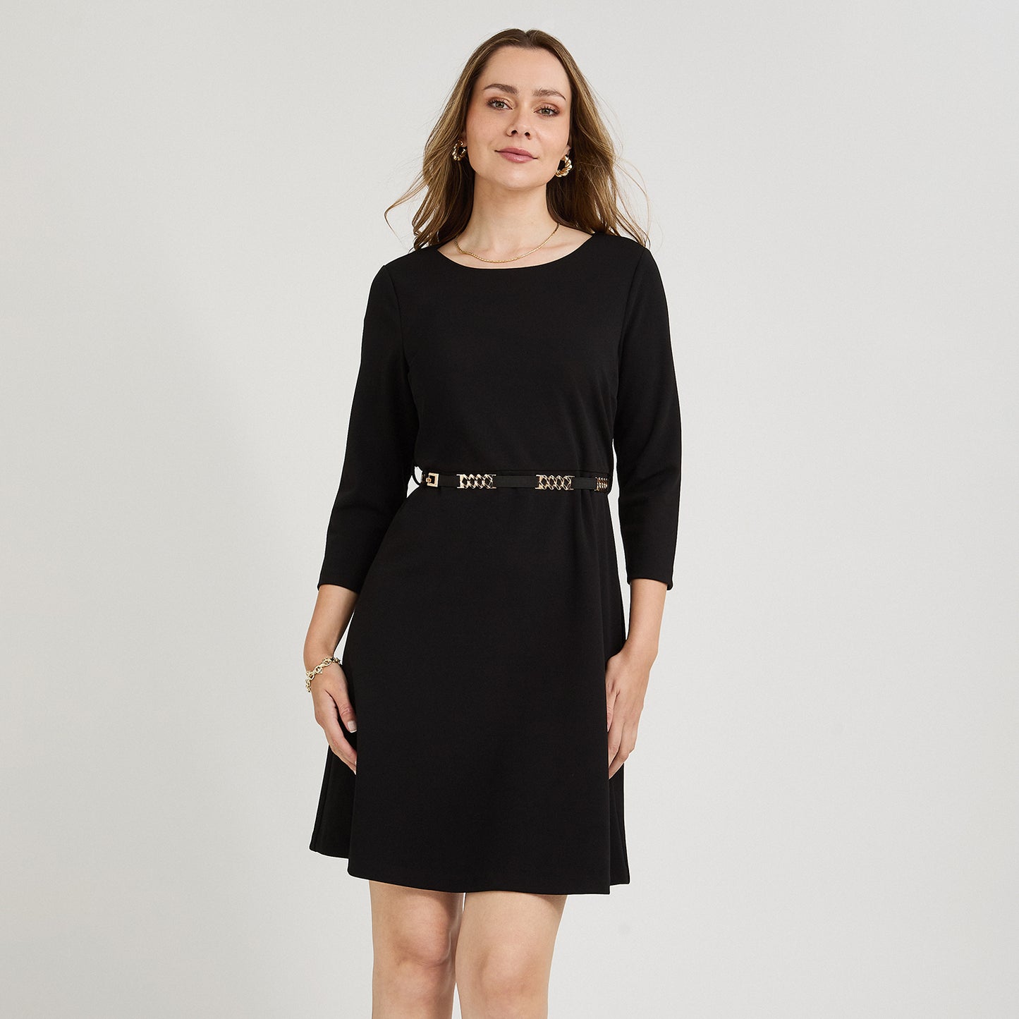Vestido Corto Manga 3/4 con Cinturón Metálico Negro