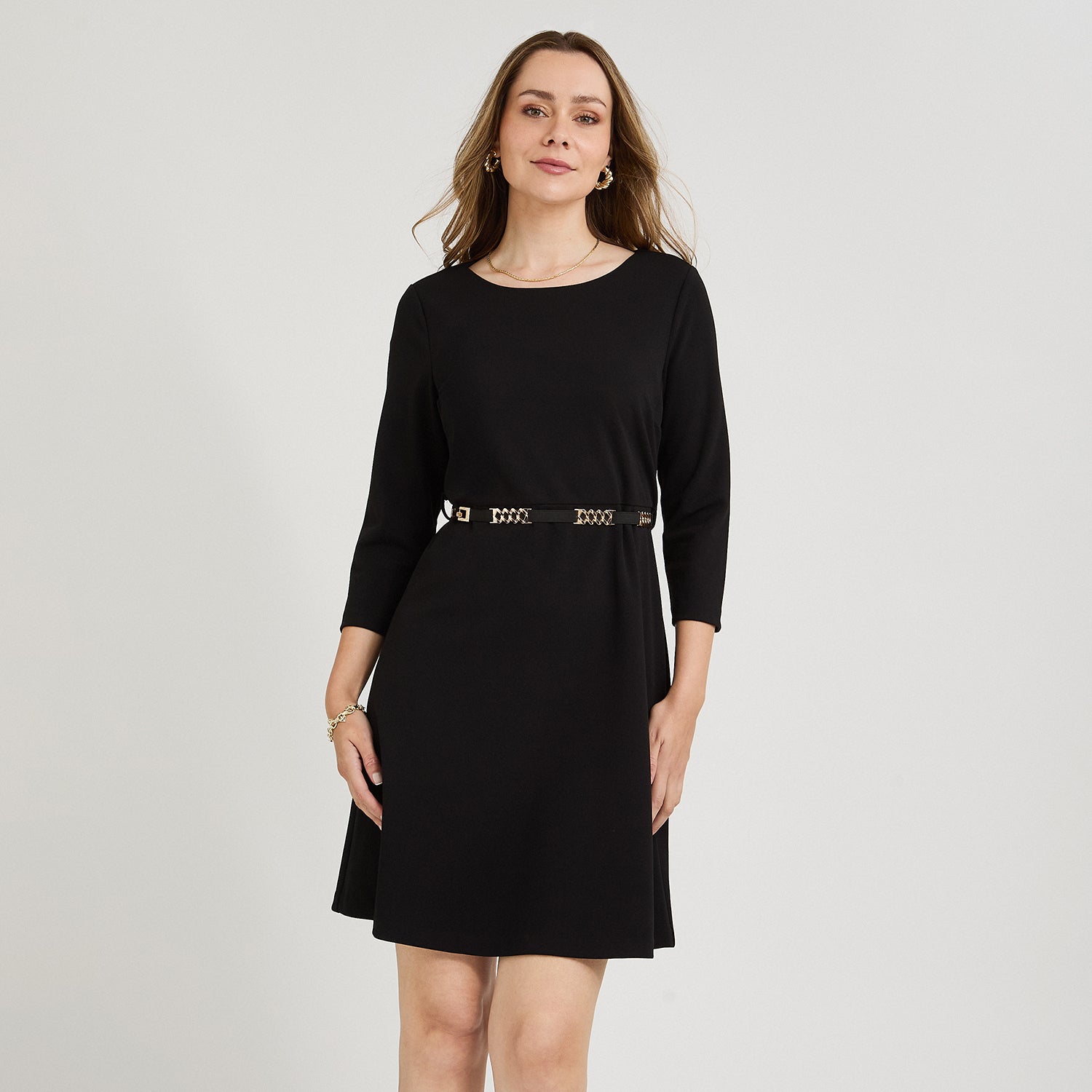 Vestido Corto Manga 3/4 con Cinturón Metálico Negro