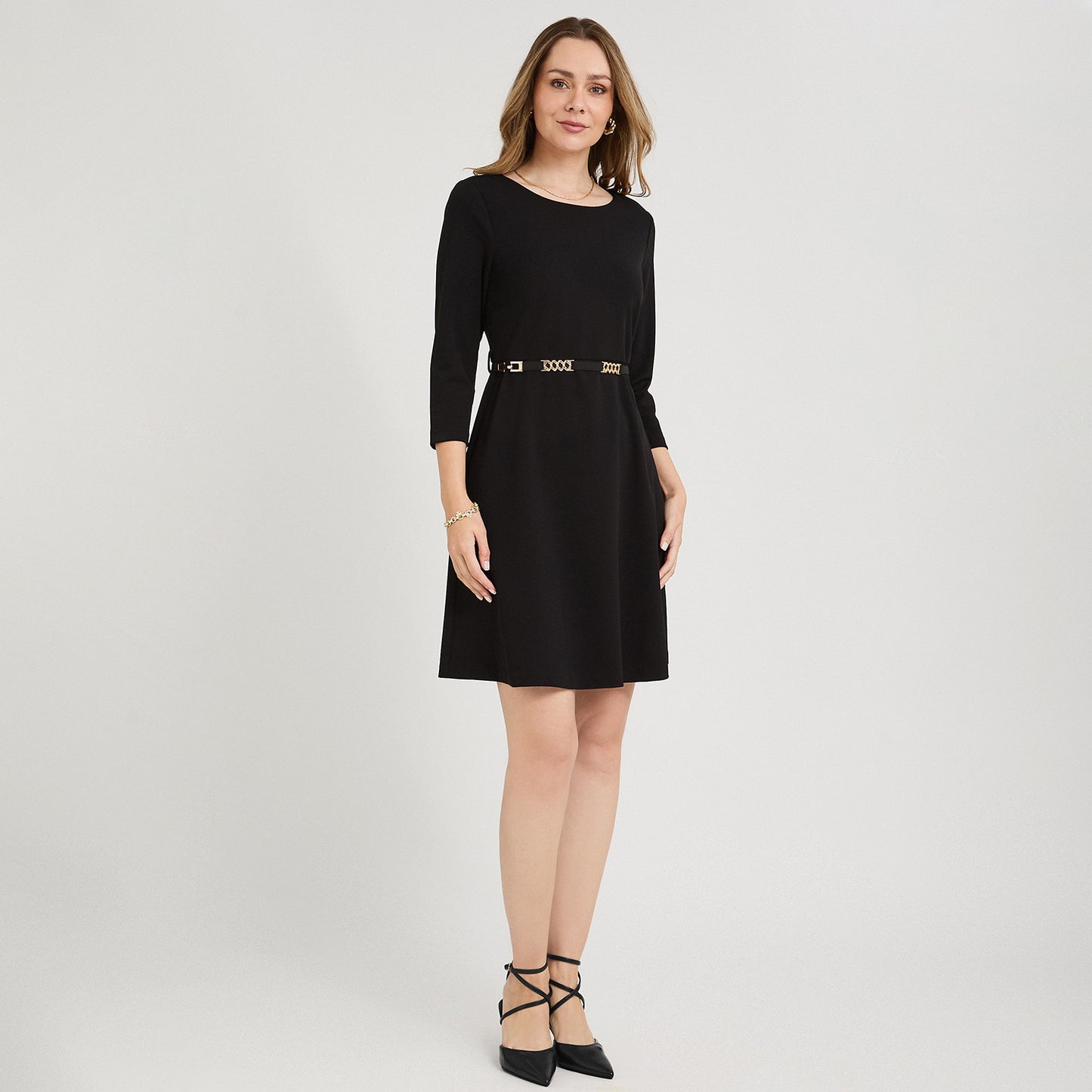 Vestido Corto Manga 3/4 con Cinturón Metálico Negro