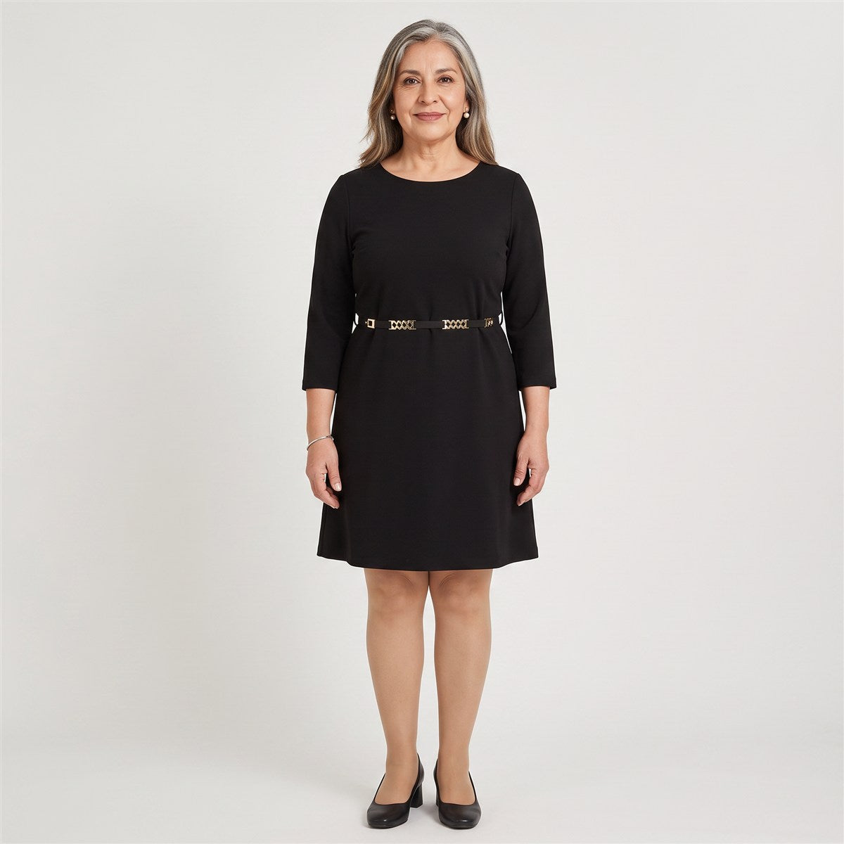 Vestido Corto Manga 3/4 con Cinturón Metálico Negro en modelo adulta