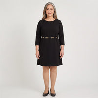 Vestido Corto Manga 3/4 con Cinturón Metálico Negro en modelo adulta