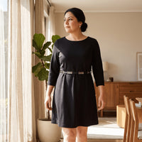 Vestido Corto Manga 3/4 con Cinturón Metálico Negro lifestyle