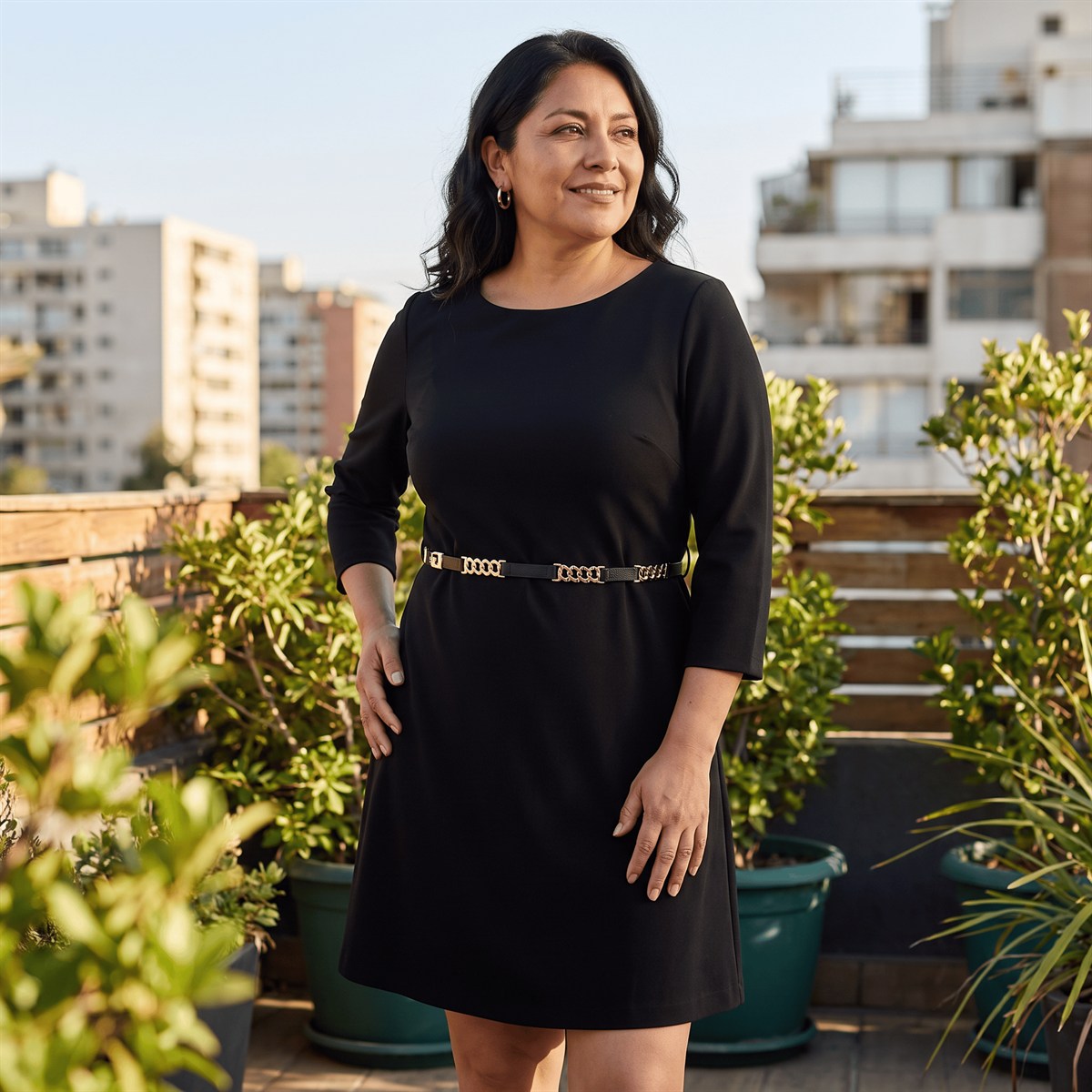 Vestido Corto Manga 3/4 con Cinturón Metálico Negro lifestyle
