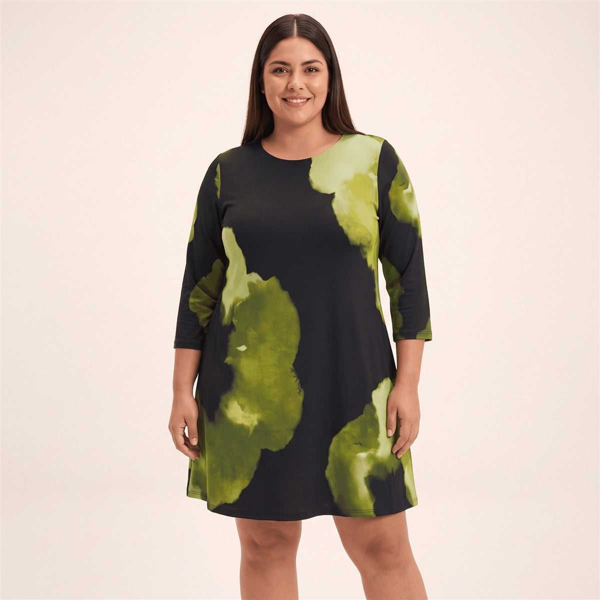 Vestido Midi Manga 3/4 Estampado Verde en modelo plus size