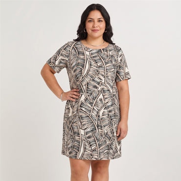 Vestido Corto Estampado Crudo en modelo plus size