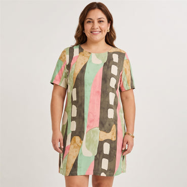 Vestido Corto Estampado Rosado en modelo plus size