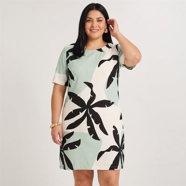Vestido Corto Estampado Verde en modelo plus size