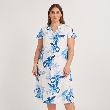 Vestido Midi Estampado Escote Mao Estampado Manga Vuelo Azul en modelo plus size