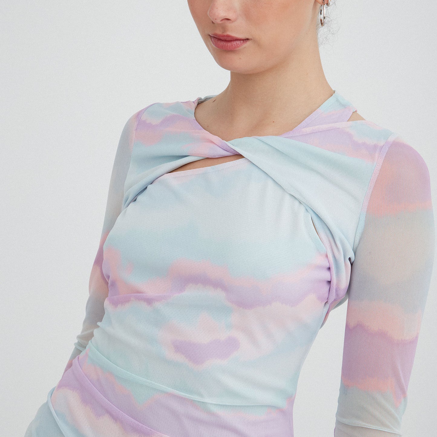 Vestido corto mesh estampado con detalle en cuello | Acuarela