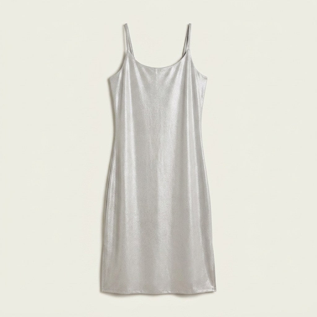 Vestido Corto Plateado con Tirantes en plano