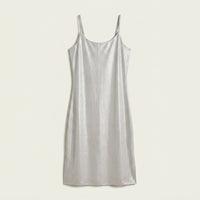 Vestido Corto Plateado con Tirantes en plano