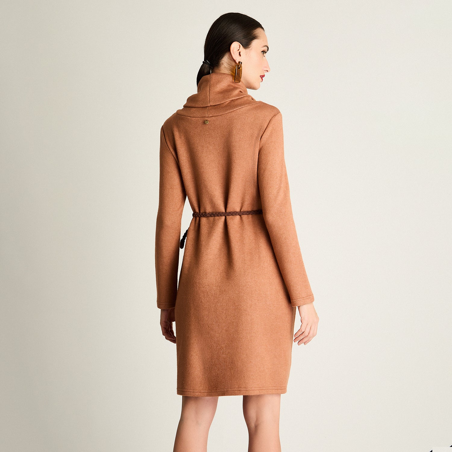 Vestido Midi Cuello Bote Con Cinturón Camel