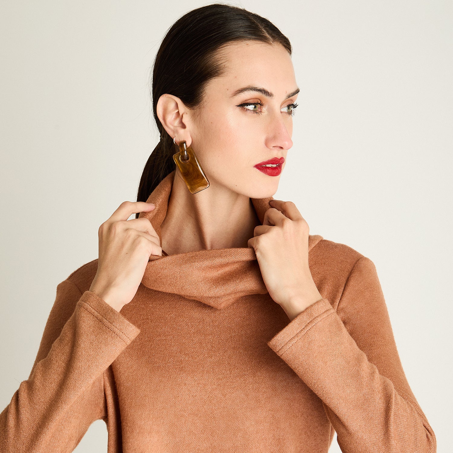 Vestido Midi Cuello Bote Con Cinturón Camel