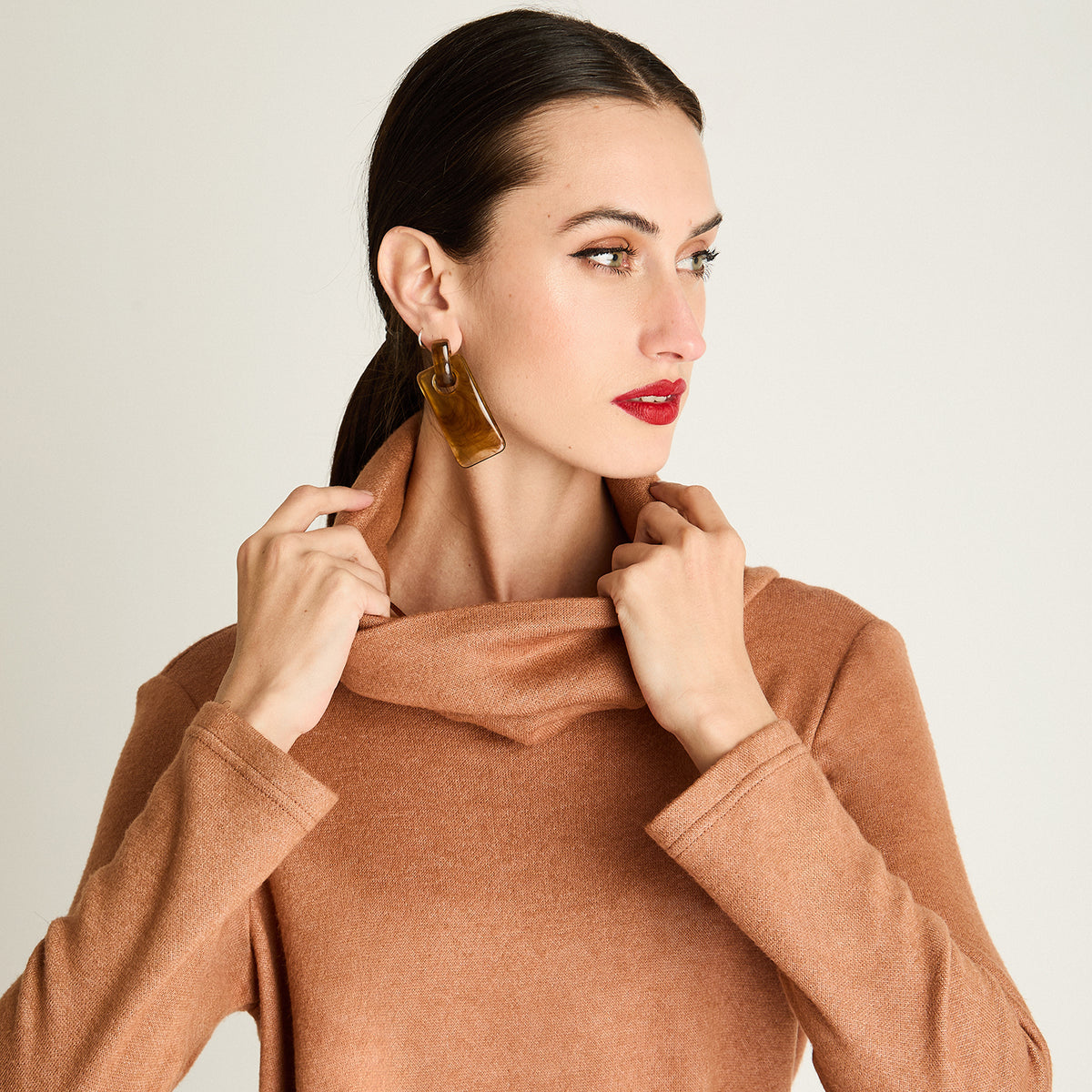 Vestido Midi Cuello Bote Con Cinturón Camel
