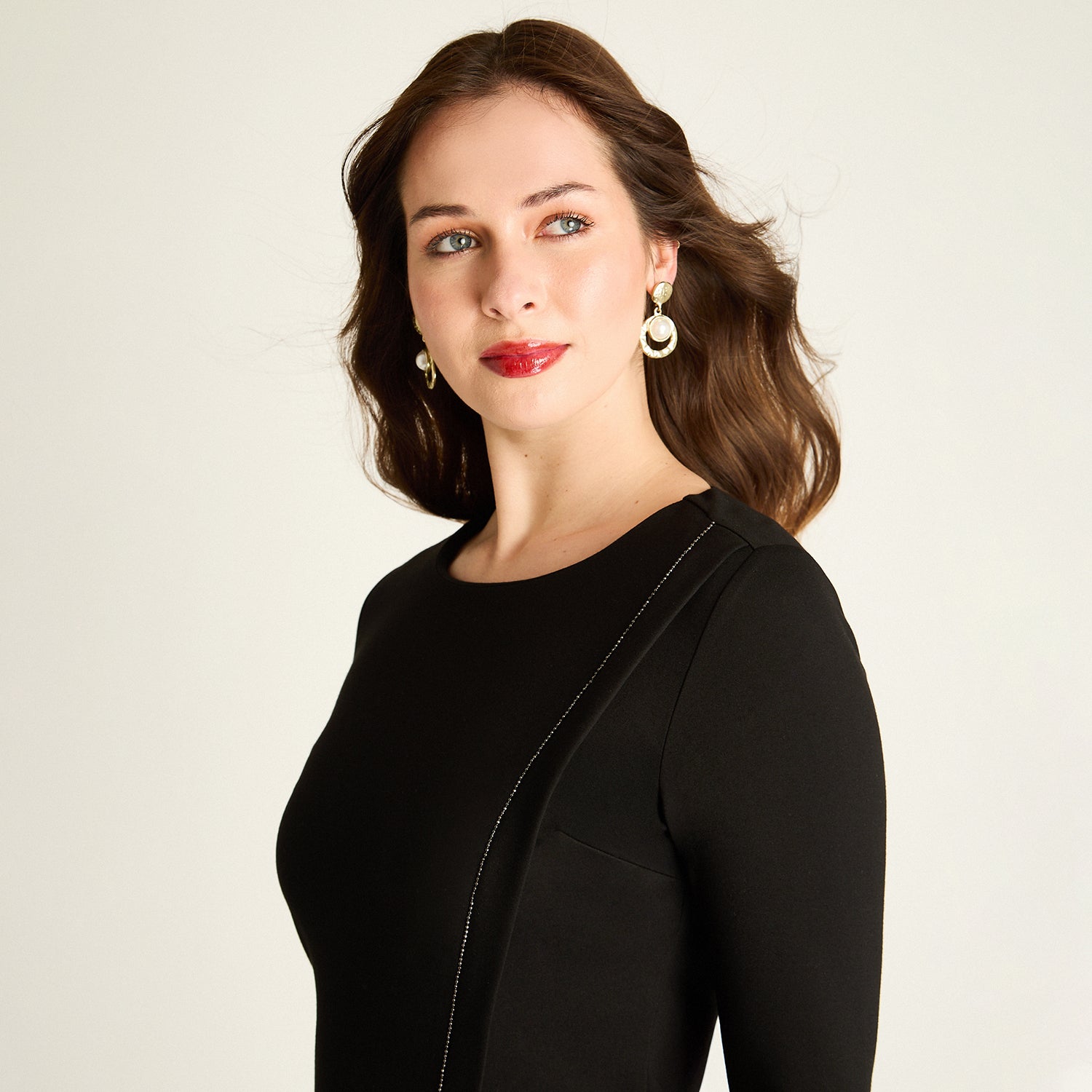 Vestido Negro con Corte Asimétrico