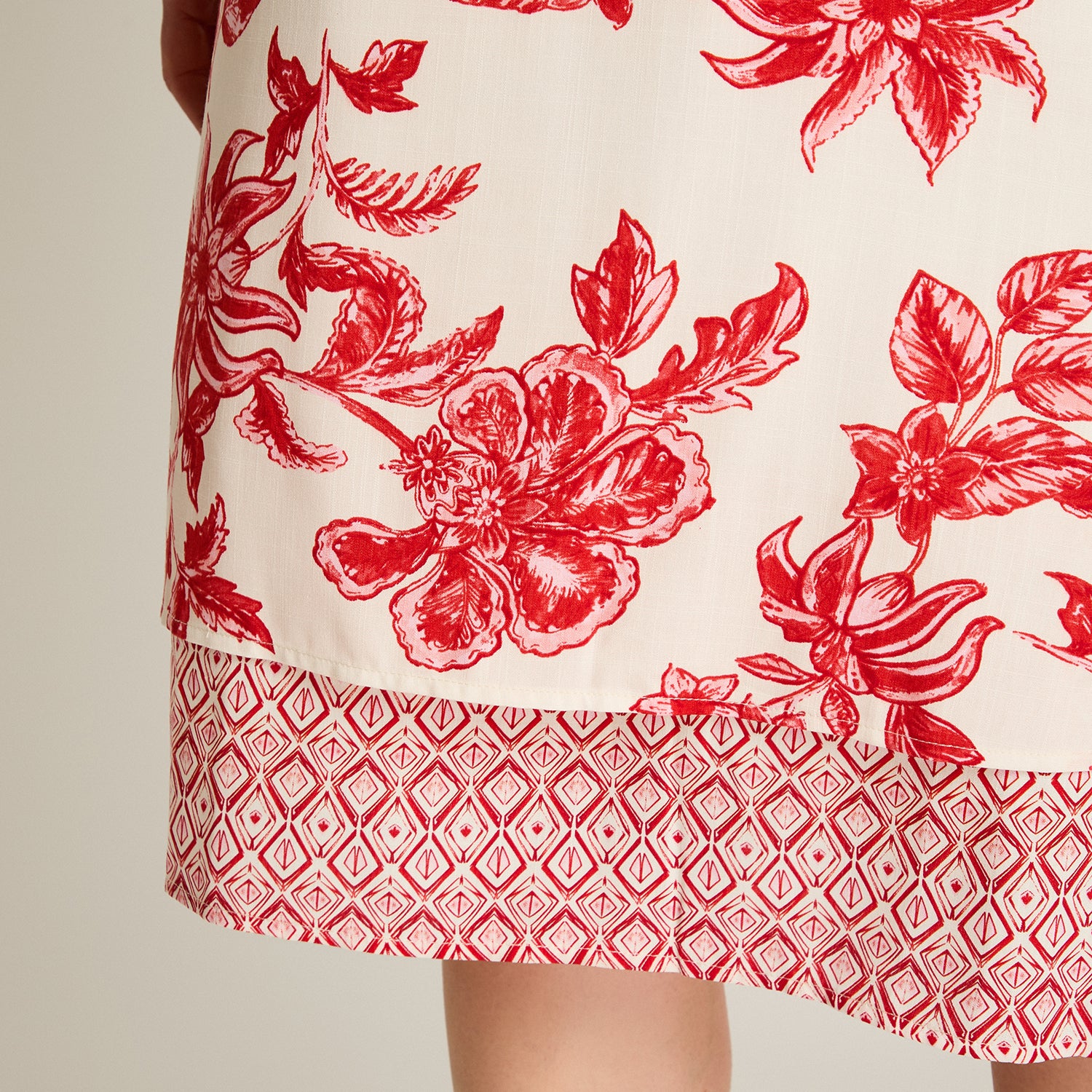 Vestido Midi Rojo Estampado Floral con Detalle en Ruedo