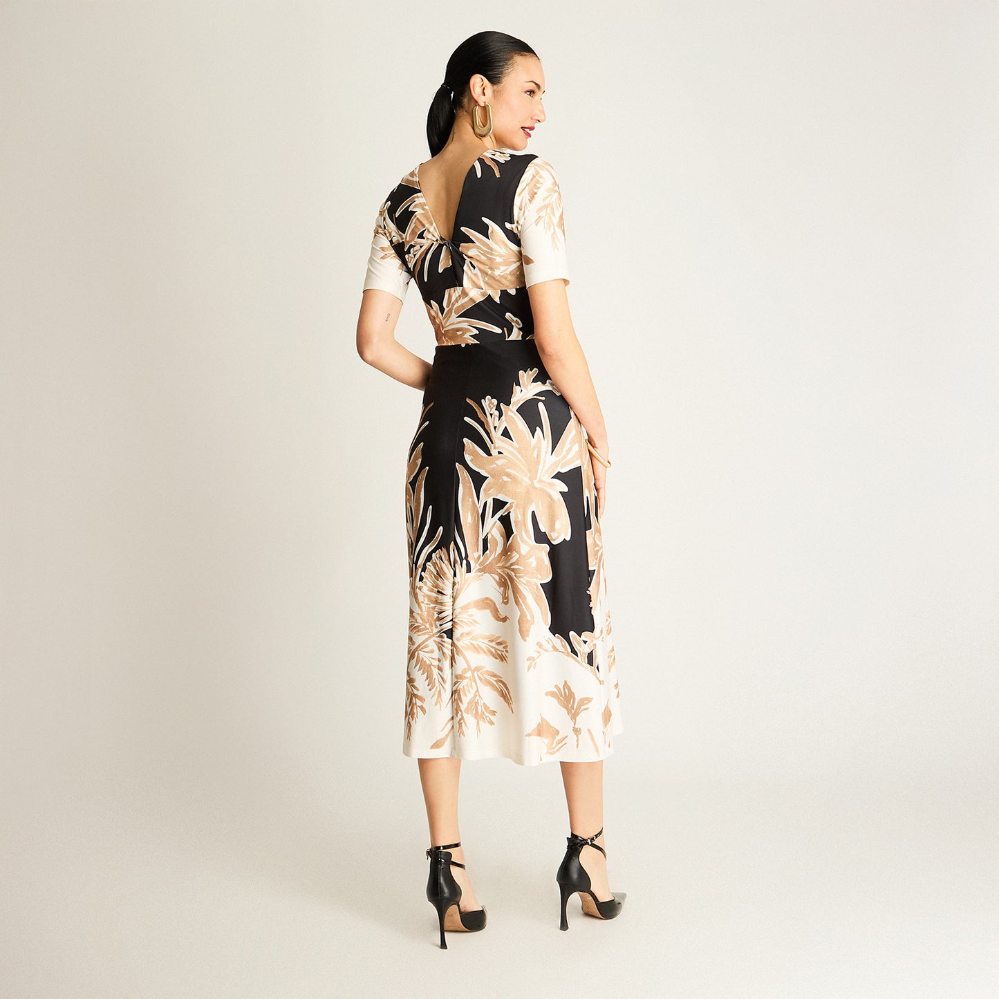 Vestido Midi Negro con Estampado Floral