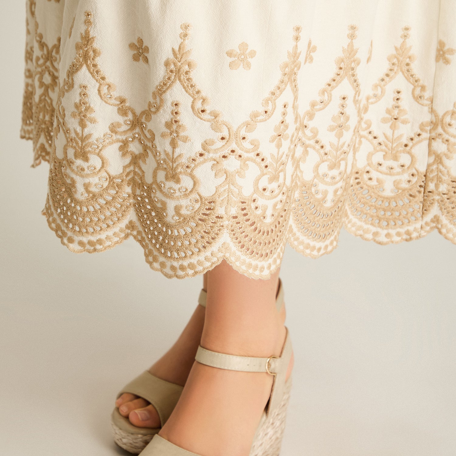 Vestido Midi Beige Con Broderie y Forro