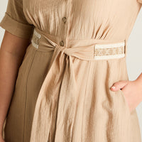 Vestido Midi Beige Baja elasticidad Sin Forro Calce Normal