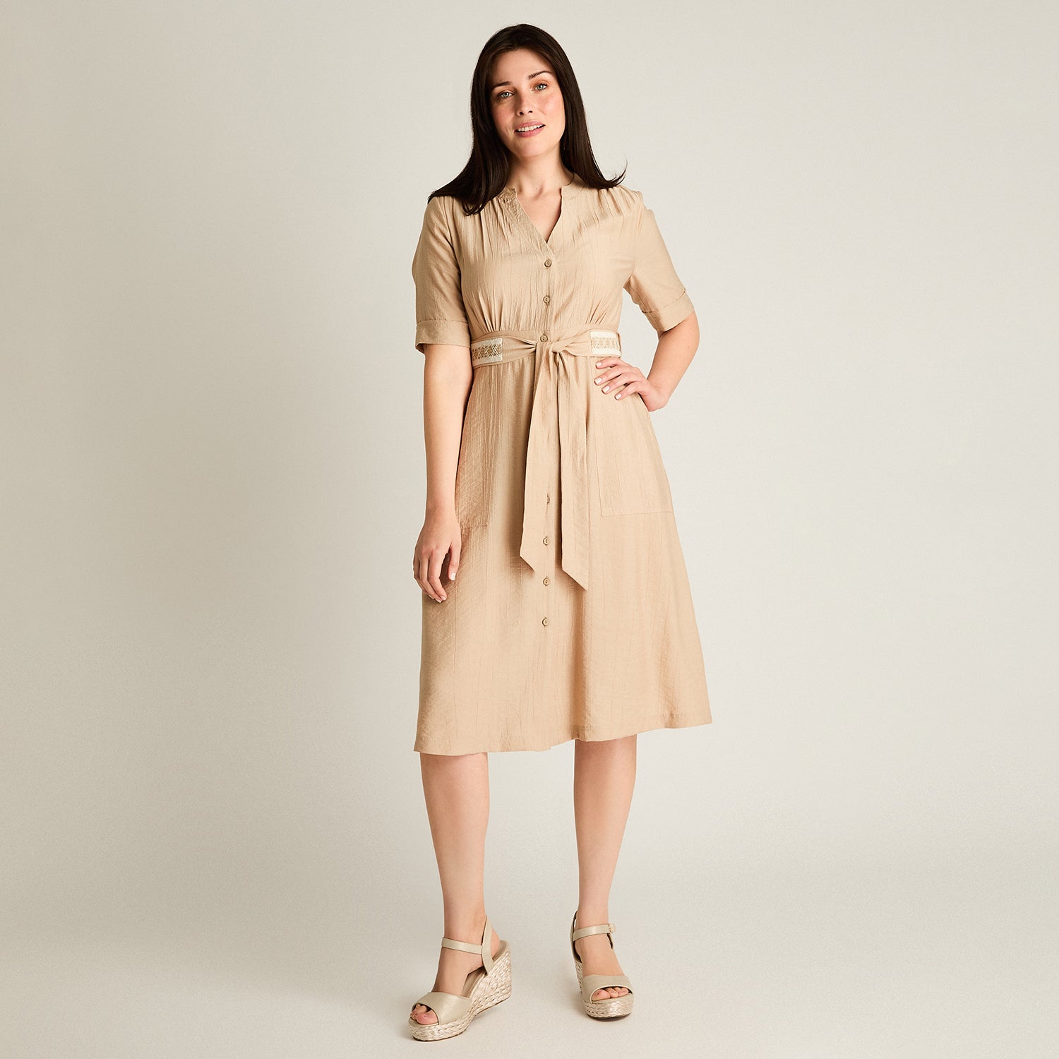 Vestido Midi Beige Baja elasticidad Sin Forro Calce Normal