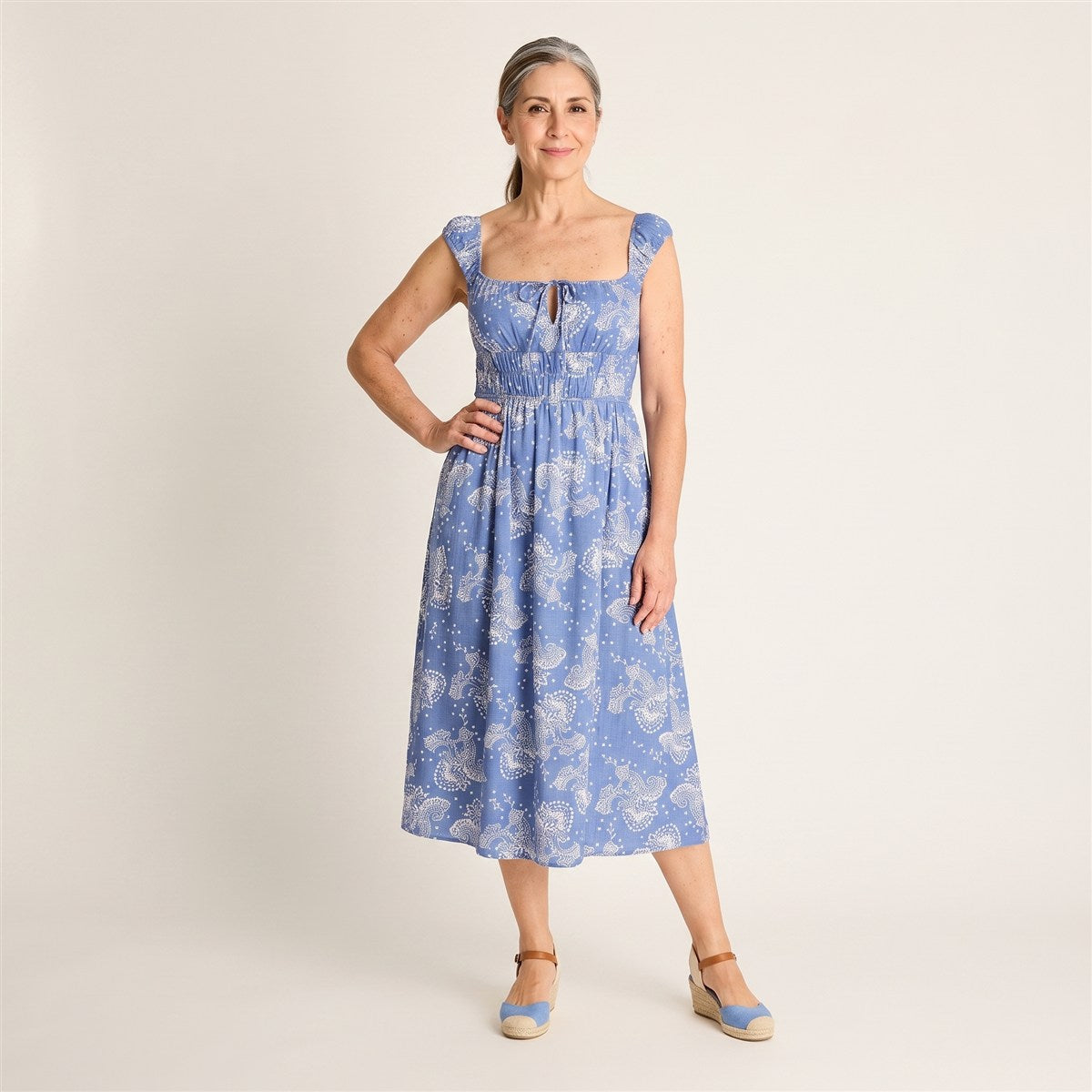 Vestido Midi Azul Estampado Mediterráneo en modelo adulta