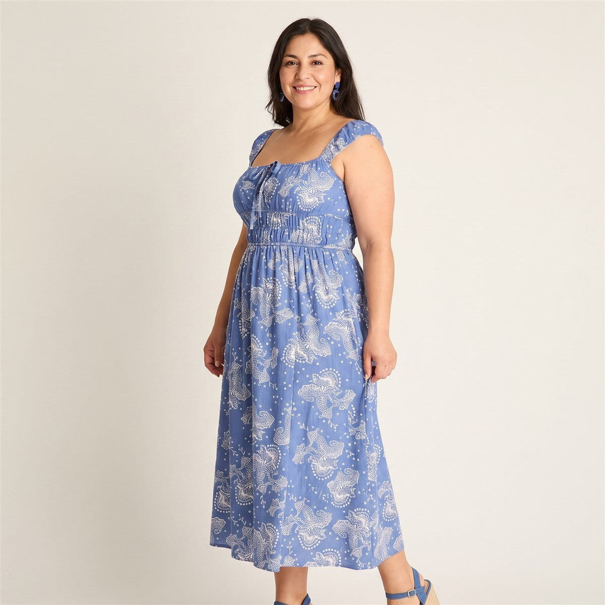 Vestido Midi Azul Estampado Mediterráneo en modelo plus size