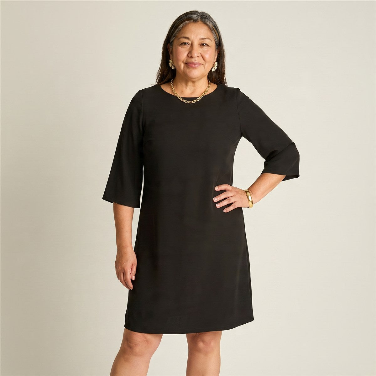 Vestido Midi Negro Manga 3/4 Clásico en modelo adulta
