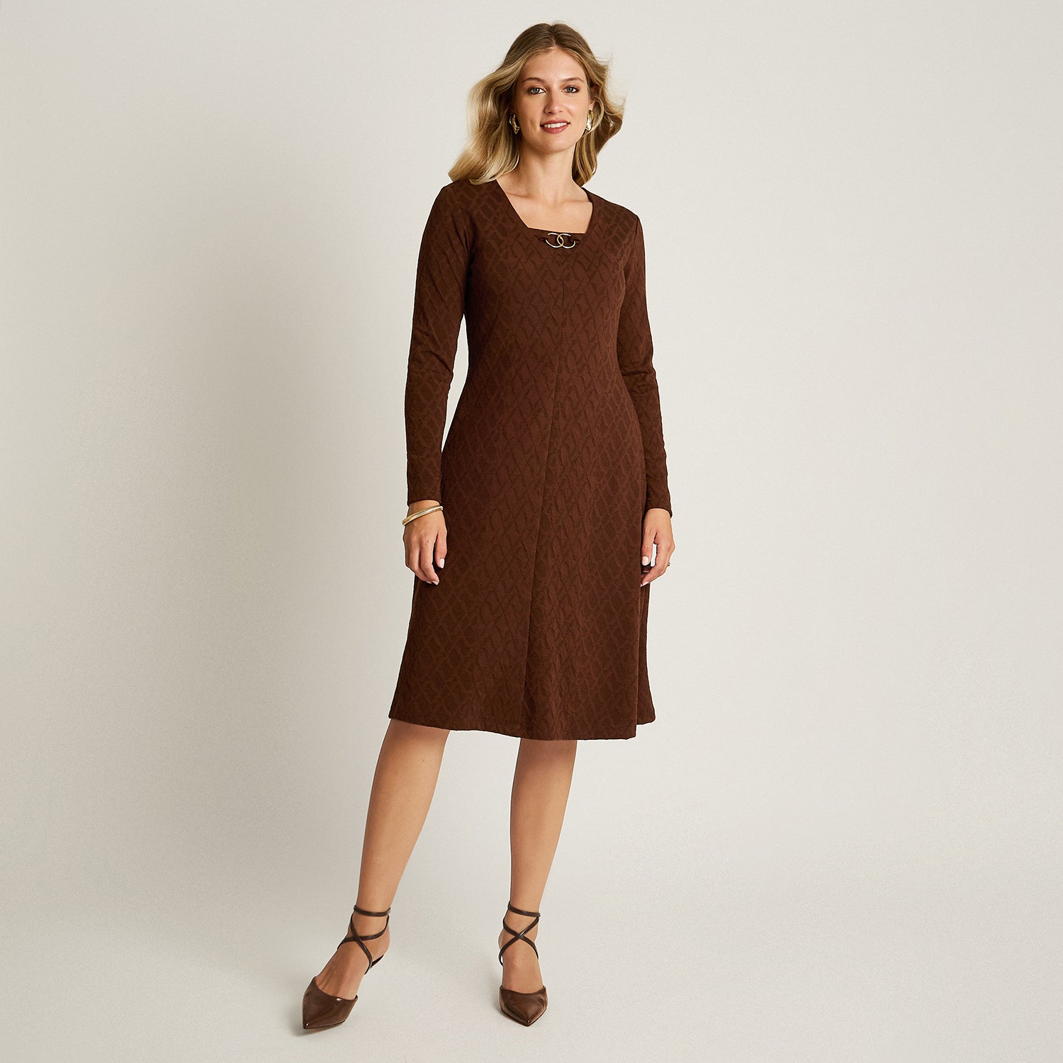 Vestido Midi Cafe Midi Elasticidad Media Con Forro Calce Normal Tela Camant