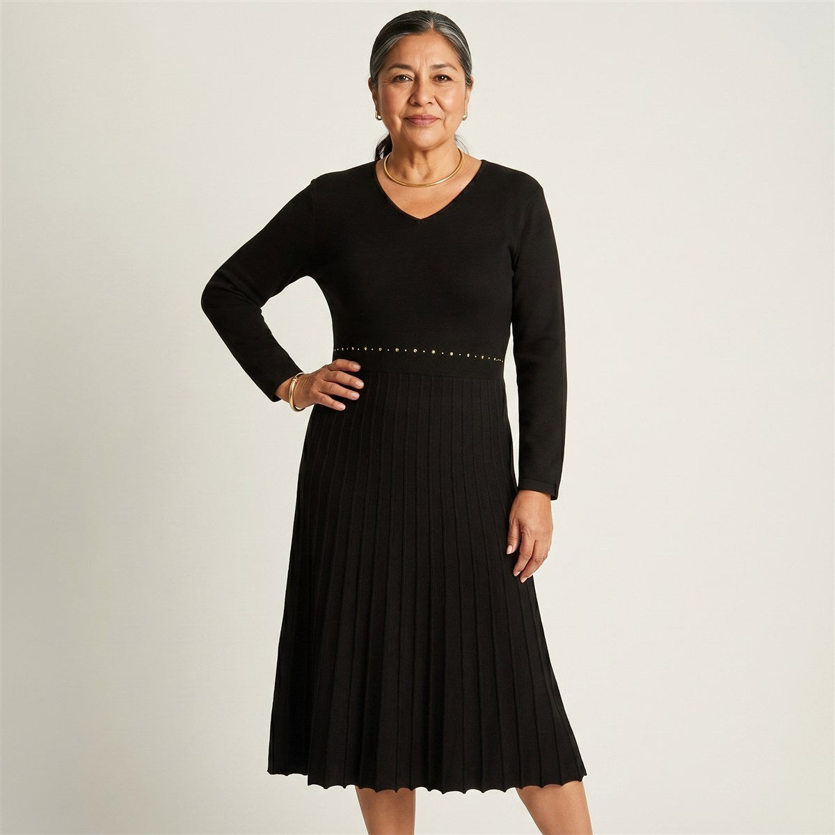 Vestido Tejido Negro Midi Con Falda Plisada Y Tachas en modelo adulta